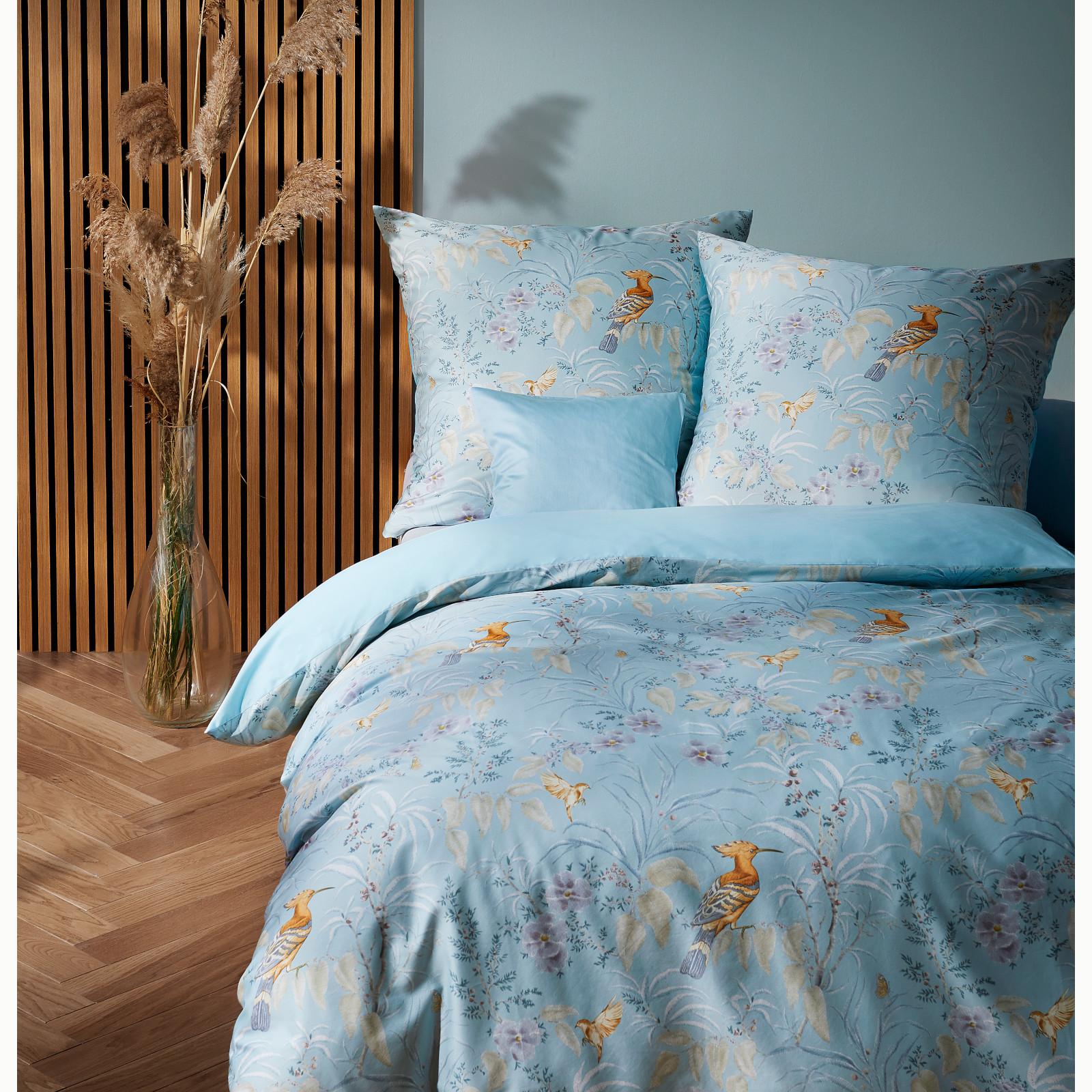 Fleuresse Black Premium Schweizer Satin Bettwäsche mit Uni Wendeseite hellblau