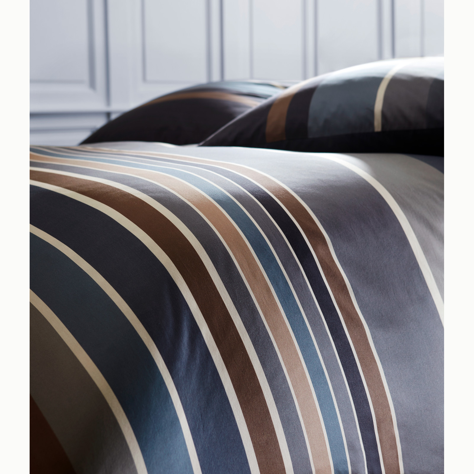 Fleuresse Black Premium Schweizer Satin Bettwäsche mit Uni Wendeseite braun-blau